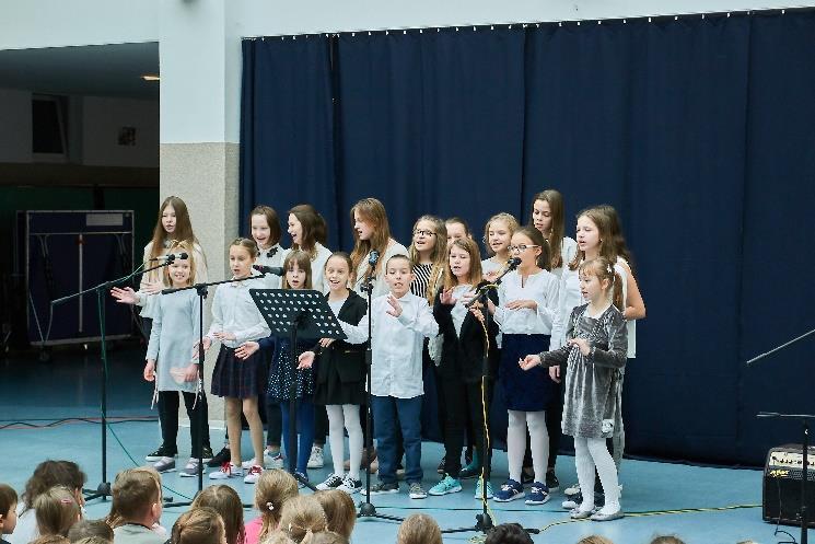 Na scenie wystąpili: chór szkolny oraz nauczyciele: p. Anna Możdżeń, p. Joanna Steć, p.