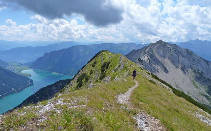 Położone pomiędzy jasnymi, wapiennymi szczytami skalnymi Karwendeli i Rofanów.