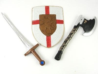 35x36x15 cm Zestaw rycerski: miecz + tarcza + topór; 71x29x4 cm KARTA