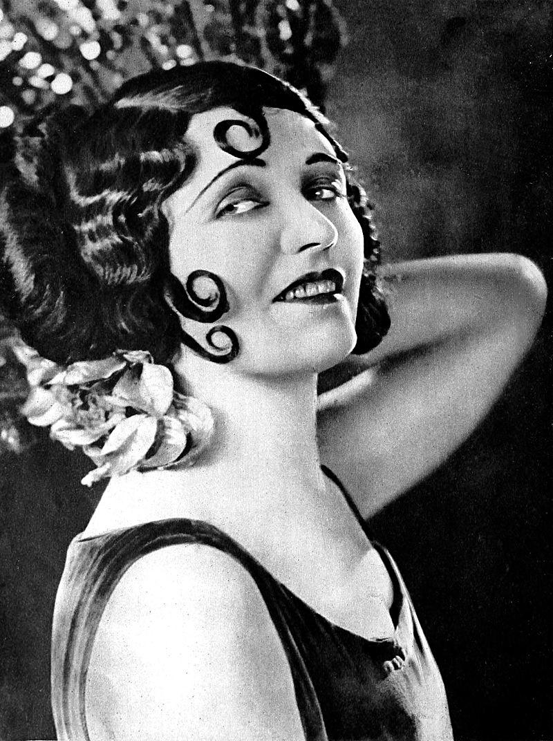 Pola Negri właśc. Apolonia Chalupec, polska aktorka teatralna i filmowa, międzynarodowa gwiazda kina niemego. W 1917 wyjechała do Berlina, gdzie występowała u Maxa Reinhardta.