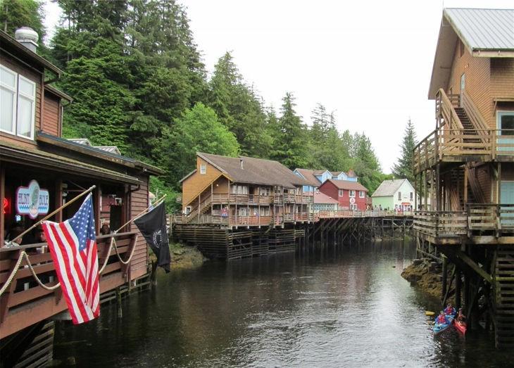 Najbardziej charakterystycznym miejscem turystycznym w Ketchikan jest słynna uliczka nad rzeczką "Creek Street".