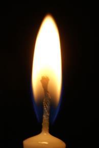 Płomień (ild) to też reakcja chemiczna. W płomieniu świecy stearyna łączy się z tlenem z powietrza.