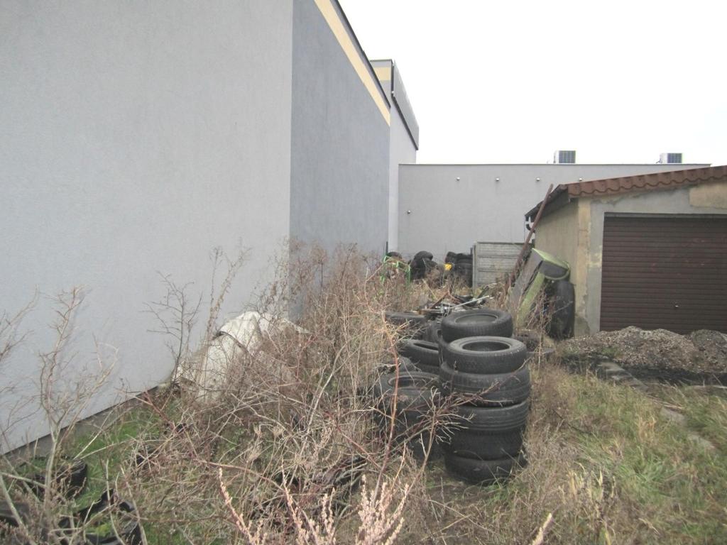W skład nieruchomości wchodzi działka nr 483/6 o pow. 180m². Działka jest niezabudowana, posiada kształt prostokątny ( szerokość około 5,0m).
