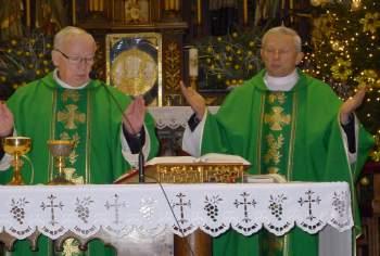 Ksiądz Julian wygłosił bardzo ładne Słowo Boże, skierowane do Małżonków i Ich Rodzin. Małżonkowie odnowili przyrzeczenia małżeńskie i otrzymali osobiste błogosławieństwo ks.