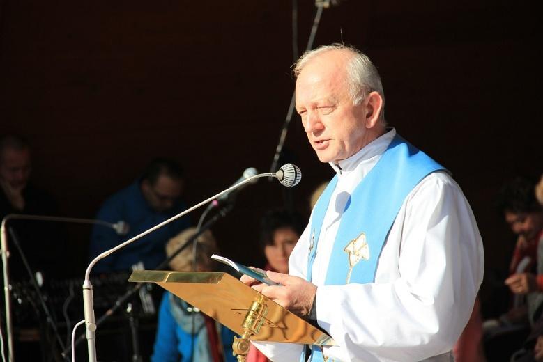 Po odprawionej w nich Mszy św. udawali się do stref modlitwy, gdzie o godzinie 14:00 rozpoczęto się odmawianie Różańca.