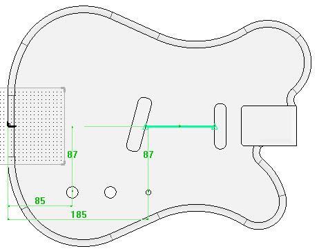 W polu krawędź odniesienia albo krzywa dla ścieżki narzędzia wskaż krawędzie konturu gitary jak pokazano obok.