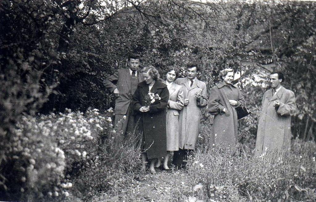 2 Zdjęcie 1 Rok 1958. W ogrodzie u Kalinowskich w Grabowcu.