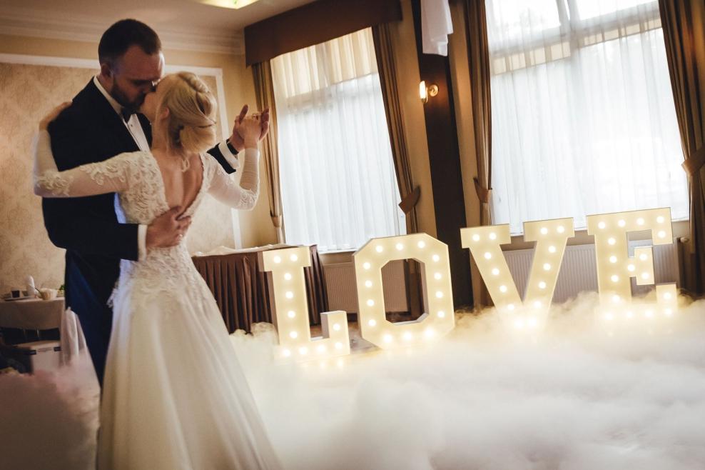 Podœwietlany Napis LOVE Idealnie sprawdzi się podczas wesela jako tło na sali tanecznej, pięknie oświetli parkiet oraz doda niesamowitego ciepłego klimatu.