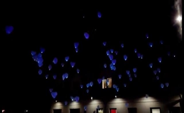 Wypuszczenie balonów na nocnym niebie za każdym razem robi