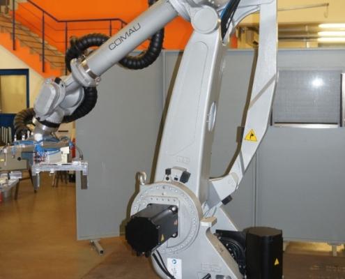 Szlifowanie i Gratowanie Odlewów Roboty firmy COMAU zapewniają niezawodność, elastyczność