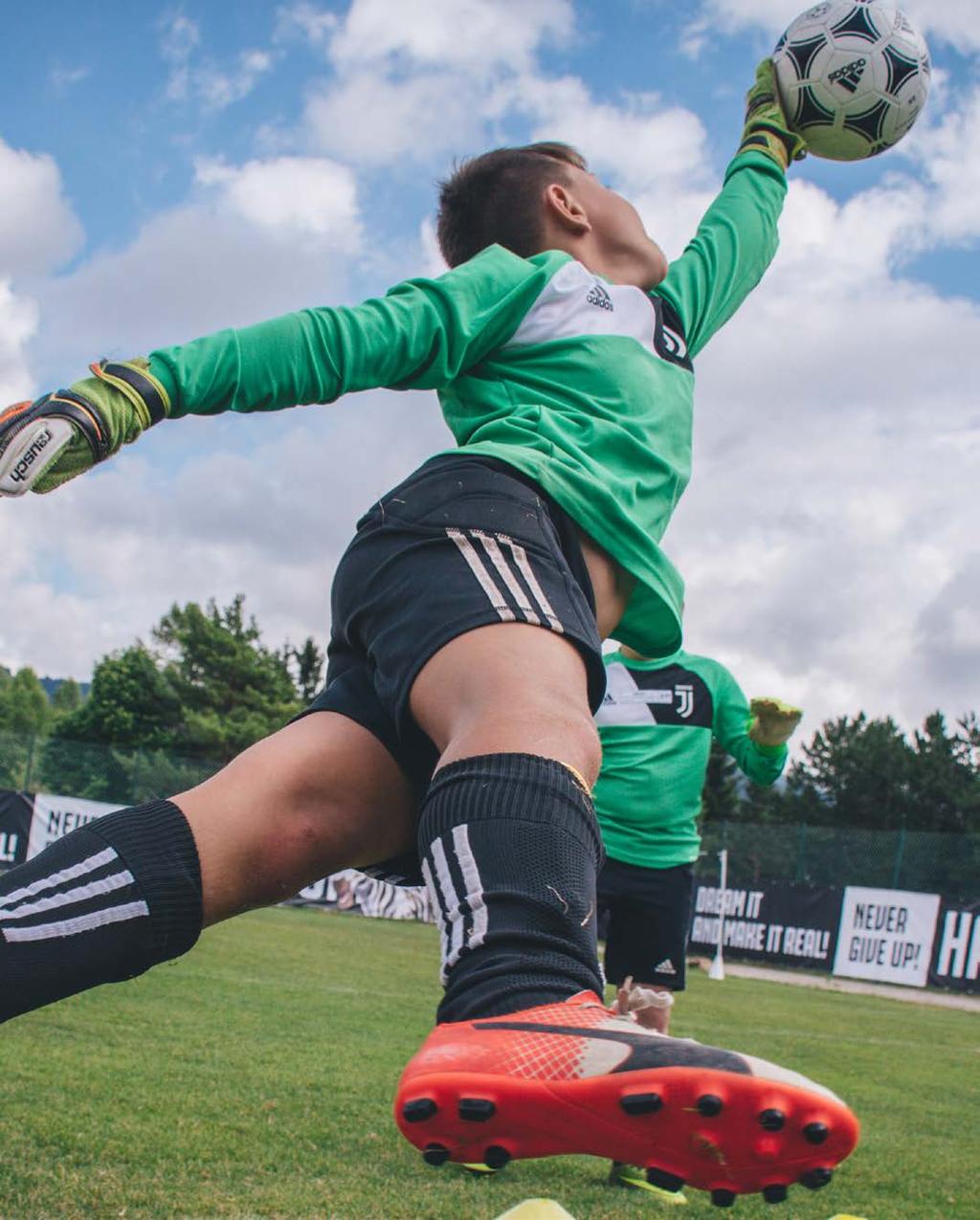 Juventus Academy Clinic dla dzieci to: 6 godzin zajęć piłkarskich 4 godziny testów piłkarskich 4,5 godziny spotkań z dietetykiem, psychologiem i lekarzem