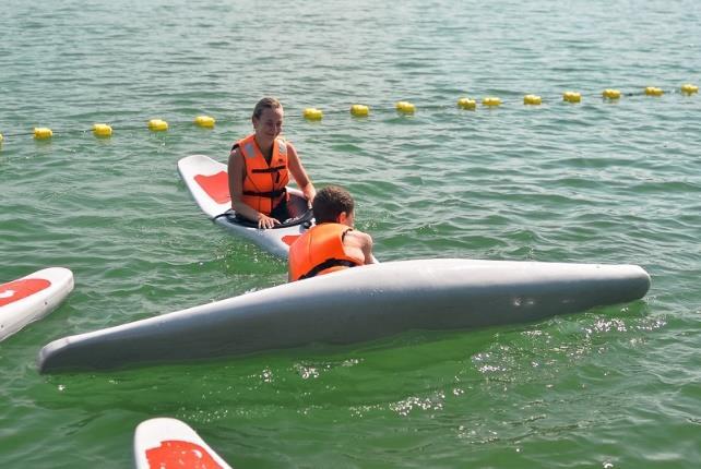 Podpisana umowa na pracę w charakterze instruktora kajaków sportowych na Campach Letnich lub Zielonych Szkołach CHRIS. Zaświadczenie lekarskie o braku przeciwwskazań do uczestnictwa w kursie.