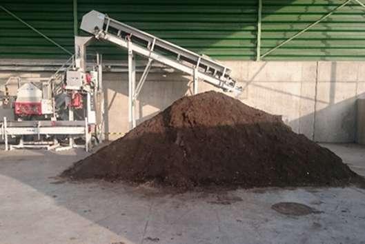 Kompostownia kontenerowa odpadów ulegających biodegradacji Celem rozdrobnienia i wymieszania odpadów jest równomierne odwłóknienie i rozdrobnienie materiałów drewnianych, dostarczając na wyjściu
