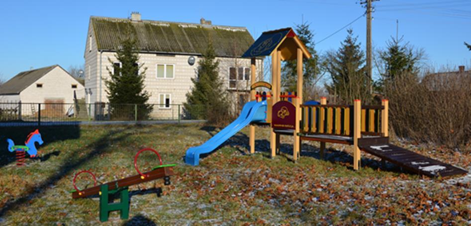 Okręg 8 Brzeźnica (21 312,68 zł), Lubieszcze (23 304,24 zł): W ramach funduszu sołeckiego: utwardzono plac kostką brukową przed remizą we wsi Lubieszcze, wykonano ogrodzenie panelowe