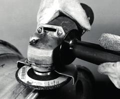 Fot. 13-34 Szlifierka pneumatyczna lub elektryczna Kolejna szybka i skuteczna metoda usuwania ostrych krawędzi kołnierzy felg.