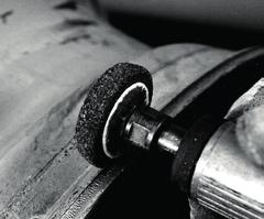 13-35 Szlifierka trzpieniowa Odmiana szlifierki elektrycznej wyposażona w tarczę szlifierską, kamień szlifierski lub odpowiednią końcówkę do szlifowania.