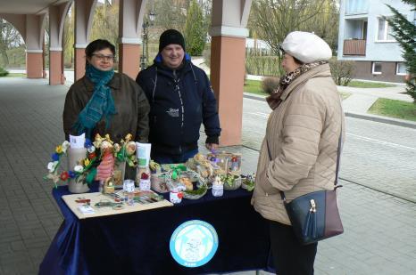 Str. 16 WESOŁE WIEŚCI Wystawka prac plastycznych Uczestników 26.03.2019r. W marcu jak w garncubyło słońce, wiatr, potem śnieg. Mimo zmiennej pogody wystawka naszych prac była udana.