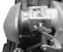 Wymin ndciśnieniowego zworu odpowietrzeni skrzyni korbowej Silnik jest wyposżony w dodtni zwór wentylcji skrzyni korbowej (PCV) Wymienić zwór co 150 godzin prcy.