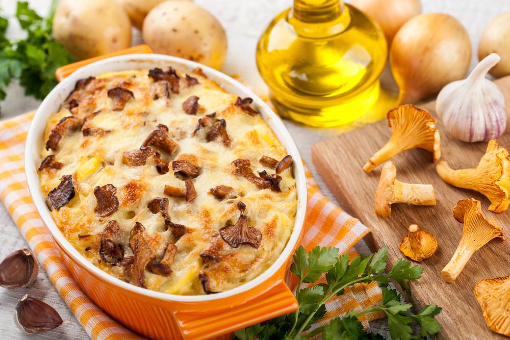 Zapiekanka z kurkami i ziemniakami Osób: 5 Poziom trudności: Średnie Sycąca zapiekanka dla fanów kurek. Idealnie sprawdzi się na jesienny obiad lub kolację dla najbliższych.