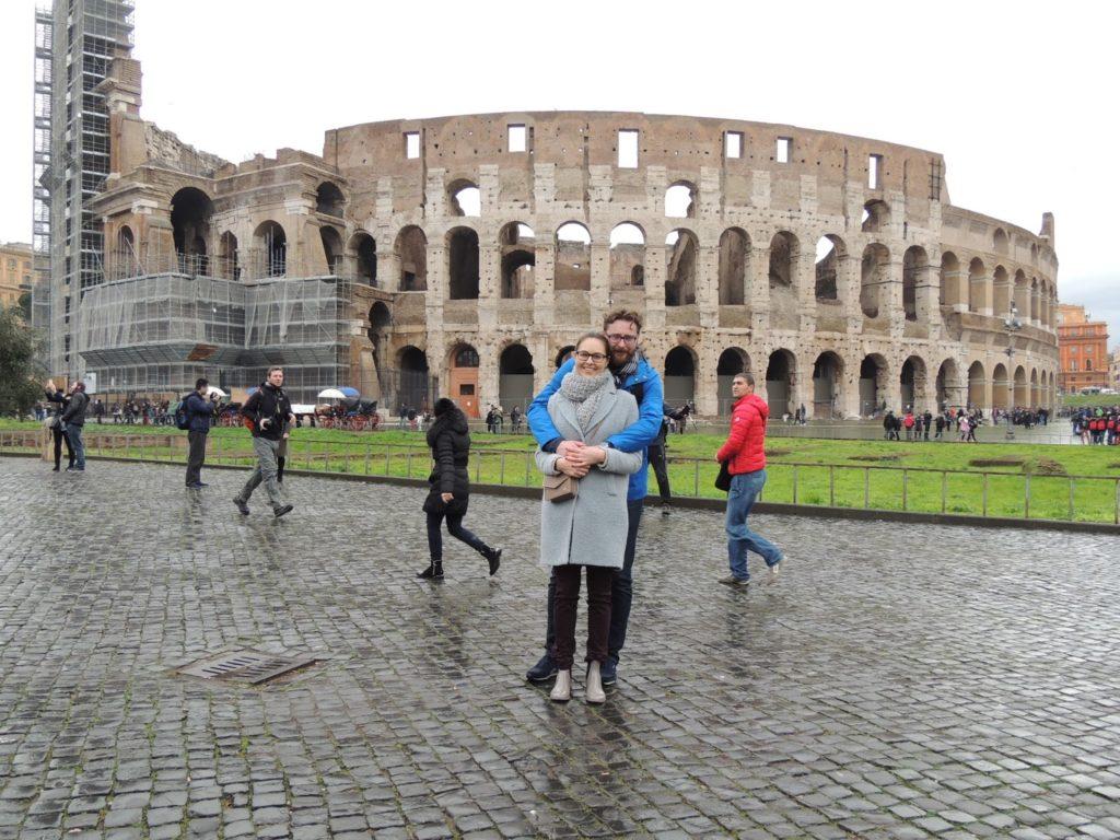 Po wyjściu z Koloseum udajemy się na Forum Romanum, jednakże wejście na jego teren znajduje się w pewnej odległości od Koloseum.