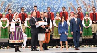 PO GODZINACH Dożynki Prezydenckie w Spale Prezydent Andrzej Duda wraz z małżonką Agatą Kornhauser-Dudą wzięli udział w Dożynkach Prezydenckich w Spale. Dożynki odbyły się w dniach 16-17 września br.
