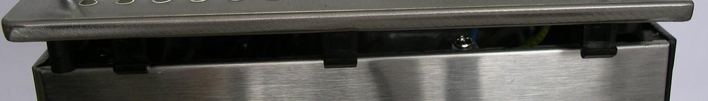 Odkręcić odciążkę i wyjąć przewód przyłączeniowy. W pokrywie dolnej znajdują się cztery nóżki gumowe 98. 8.