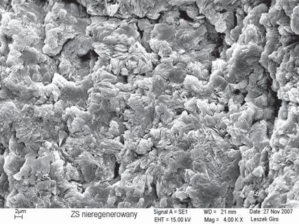Badania w aparacie trójosiowego ściskania Próbki zeolitu i mieszanki zelitowo-piaskowej (ZS8) do badań w aparacie trójosiowego ściskania przygotowano przy użyciu specjalnej formy, z zastosowaniem