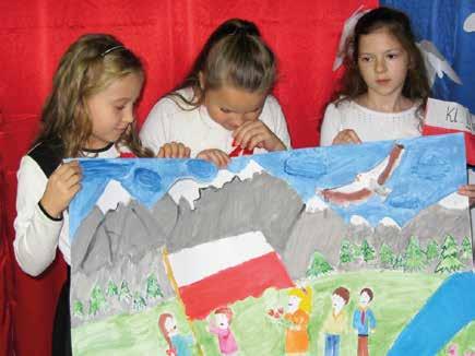Zbudowana również została oś czasu, na której umieszczono najistotniejsze dla polskiej historii daty i wydarzenia. Bardzo uroczystym momentem było posadzenie na placu szkolnym Dębu Niepodległości.