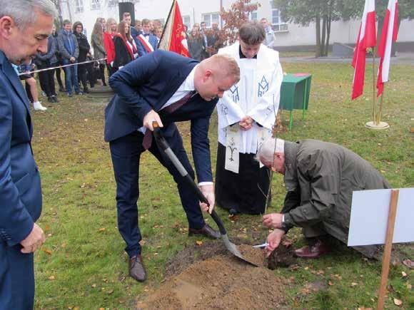 Bogdanem Potapczukiem, Dyrektorem ZS w Seroczynie Janem Polakiem i Przewodniczącą Samorządu Anną Eleryk podpisał Akt Posadzenia.