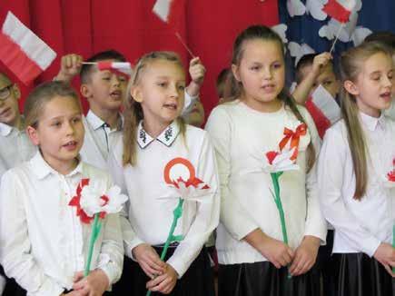 11. Właśnie wtedy cała szkolna społeczność uroczyście odśpiewała Hymn Narodowy. To bardzo ważne, abyśmy wzrastali z szacunkiem dla naszych narodowych symboli.