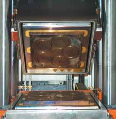 Płyty magnetyczne posiadają płaską metalową powierzchnię. Brak rowków T pomiędzy płytą grzewczą a narzędziem zapewnia stabilność temperatury w narzędziu, zapewniając tym samym wyższą jakość produkcji.