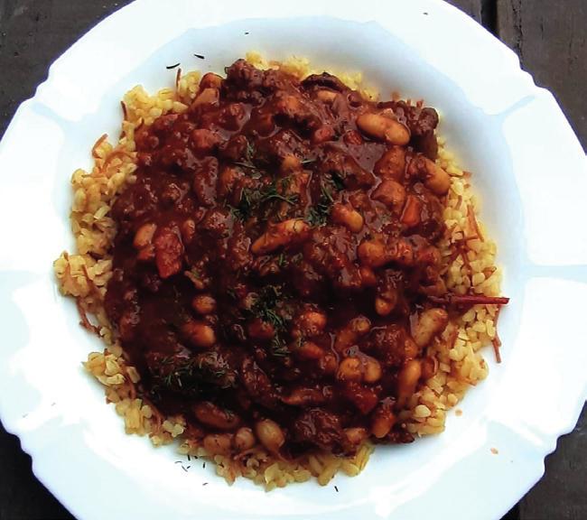 g)» 25 zł Armenian beef white beans and peppers stew, (200 g) served with bulgur (100 g) groats and salad (100 g)» 25 zł dania szefa kuchni dishes recommended by the Chef