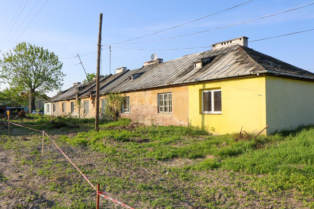 Stacja metra "Niebieskich Migdałów" W miejscu niedawno przeniesionego bazarku "Na Dołku" w początkowych planach Ursynowa miał się mieścić kwartał handlowo-administracyjny.