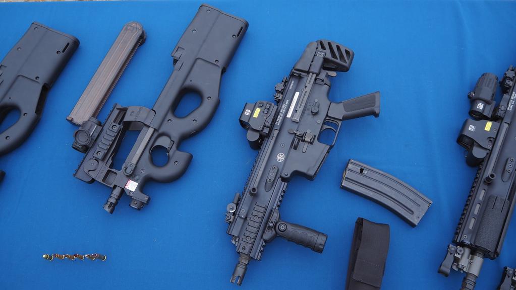 Porównanie wymiarów pistoletu maszynowego FN P90 (po lewej) i subkarabinka SCAR-SC (po prawej) pokazuje jak zwarta jest to broń, przy sile ognia jaką daje amunicja 5,56 mm lub.300 BLK. Fot. J.