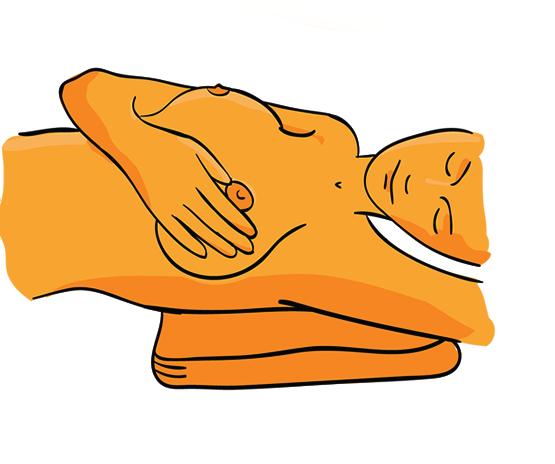 W takim ułożeniu można rozpocząć badanie prawej piersi. Trzema środkowymi palcami należy naciskać i zataczać kółka wzdłuż piersi, z góry na dół, tam i z powrotem.