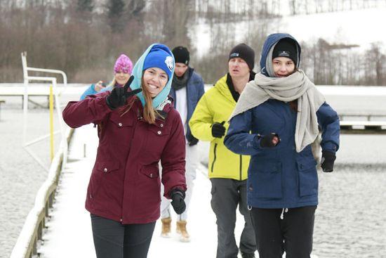 Rywalizację rozpoczęli najmłodsi. Najpierw zjeżdżali wszyscy narciarze, a następnie snowboardziści. Wesołym przerywnikiem była taneczna rozgrzewka przygotowana przez Maję Sworowską i Basię Nowacką.