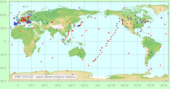 Regularne pomiary CO2 i innych gazów atmosferycznych są zbierane przez WMO World Data Centre