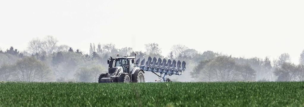 POMYŚL TRZY ŻYCZENIA I USIĄDŹ W FOTELU OPERATORA Gdybyś mógł zaprojektować i zbudować ciągnik, wyglądałby właśnie tak, ponieważ wiele unikalnych cech nowego ciągnika serii T pochodzi od naszych