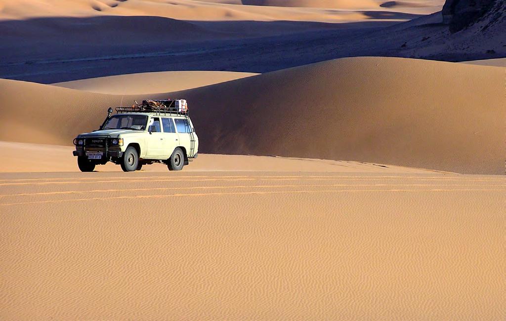 Nocleg w hotelu w Djanet. Rankiem wsiadamy w auta 4x4. To będzie jednak całkiem inne spotkanie z pustynią. Szlak którym ruszymy, został dopiero niedawno otworzono dla odwiedzających (2018 r.).