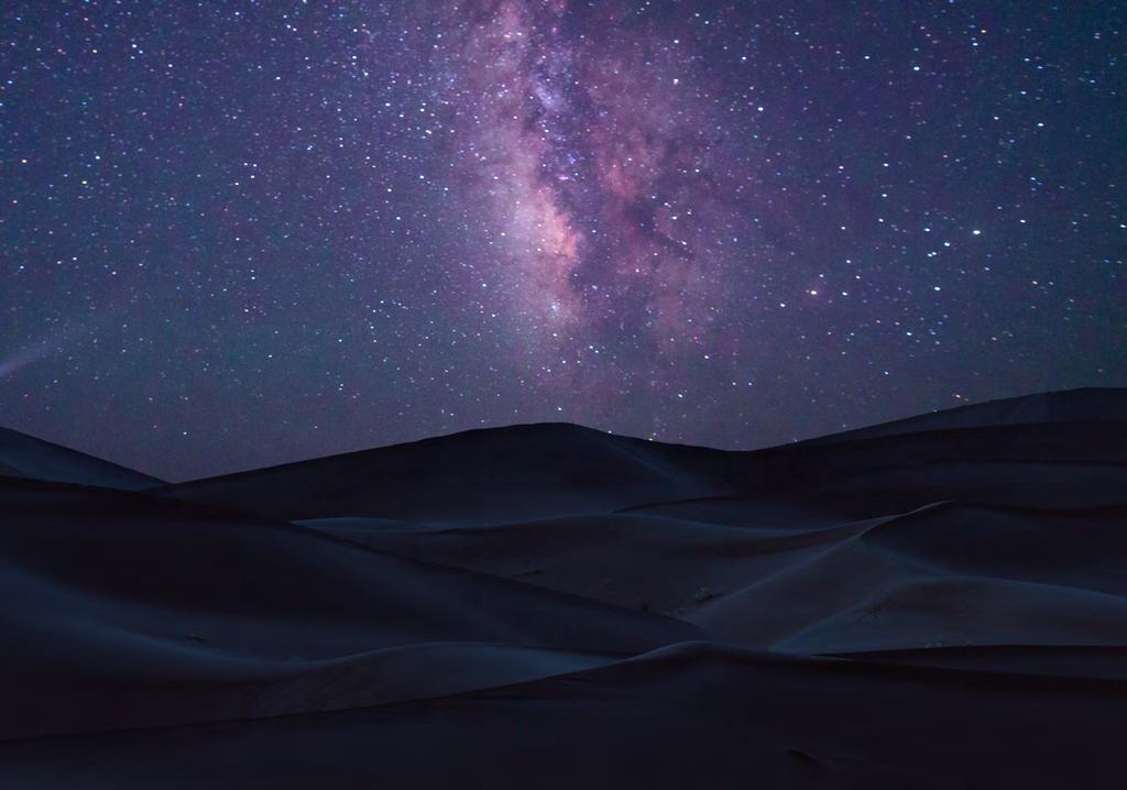 VI - Biwak pod gwiazdami Wielu podróżników mówi, że nigdzie nie ma tak rozgwieżdżonego nieba jak nad Saharą. Tu jest się ponoć bliżej gwiazd.