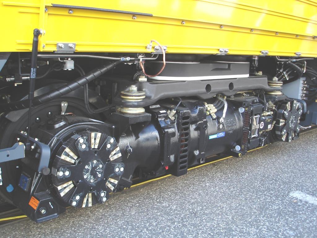Zadanie 21. Przedstawiony na rysunku napęd z silnika trakcyjnego na napięcie 600 V z przekładnią stożkową i sprzęgłem metalowo-gumowym jest montowany w tramwaju. lokomotywie. autobusie szynowym.