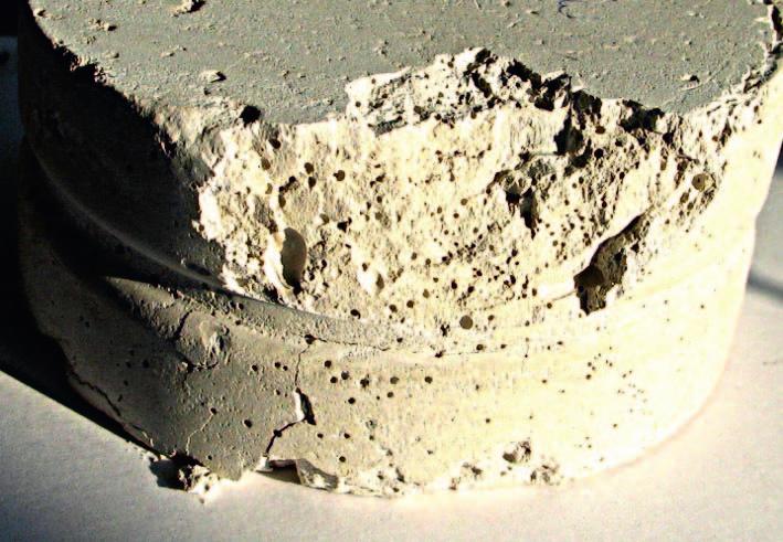 Cross-section of cement sheath (discontinuity of hardened cement slurry) Fot. 9. Przekrój płaszcza cementowego (jednolita struktura) Fig. 9. Cross-section of cement sheath (uniform structure) Fot.
