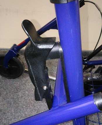 Unfold the frame, pulling its front and back crosspiece. Set the frame on an even surface.