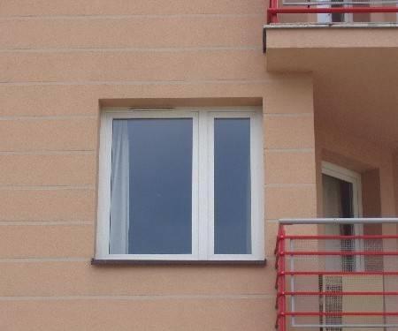 Rw = 35 db. Jeżeli hałas jest szczególnie uciążliwy, warto kupić okna o jeszcze wyższej izolacyjności akustycznej: Rw powyżej 42 db. Rysunek 9. Okno dźwiękoszczelne z nawietrzakiem.