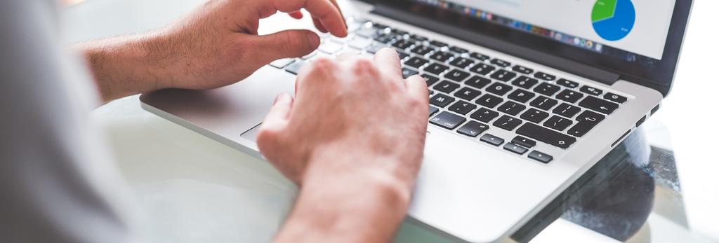 DZIEŃ UPRAWNIENIA DO ZALICZKI A DZIEŃ ROZPOCZĘCIA WYPŁAT Jeżeli chodzi o zgodność z KSH ustalenia dnia uprawnienia do zaliczki w relacji do dnia rozpoczęcia wypłat to 8 spółek wyznaczyło te dni we