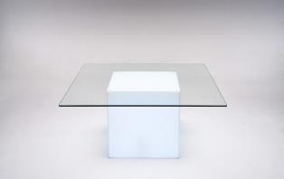Materiał: biały polietylen, szkło Wymiary (+/- 5 cm): blat - 150 cm x 150 cm, podstawa 70 cm x 70 cm,