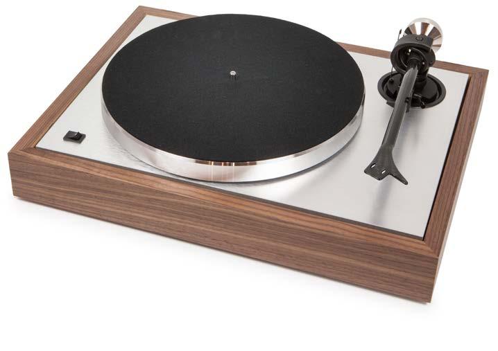 The Classic Cena 4490 zł Gramofon z napędem paskowym, ręczną zmianą prędkości obrotowej 33/45, regulowanymi, odsprzężonymi nóżkami. Sub-chassis z metalu i MDF zawieszone jest na amortyzatorach z TPE.