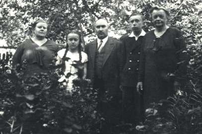 Rodzina Piaseckich przed II wojną światową. Od lewej stoją: Albina, Cecylia, Józef, Romuald i Amalia Wilhelmina Bartkiewicz 10 wników Administracji Gminnej.