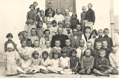 Cecylia (w dolnym rzędzie piąta z lewej) w szkole w Knyszynie sowieckiej w domu Piaseckich mieszkali żołnierze sowieccy.
