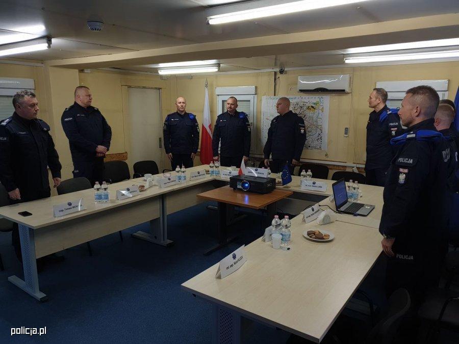 Piotr SOCHACKI złożyli wizytę w Jednostce Specjalnej Polskiej Policji, której policjanci pełnią służbę w Kosowie w ramach Misji Unii Europejskiej EULEX w zakresie praworządności.